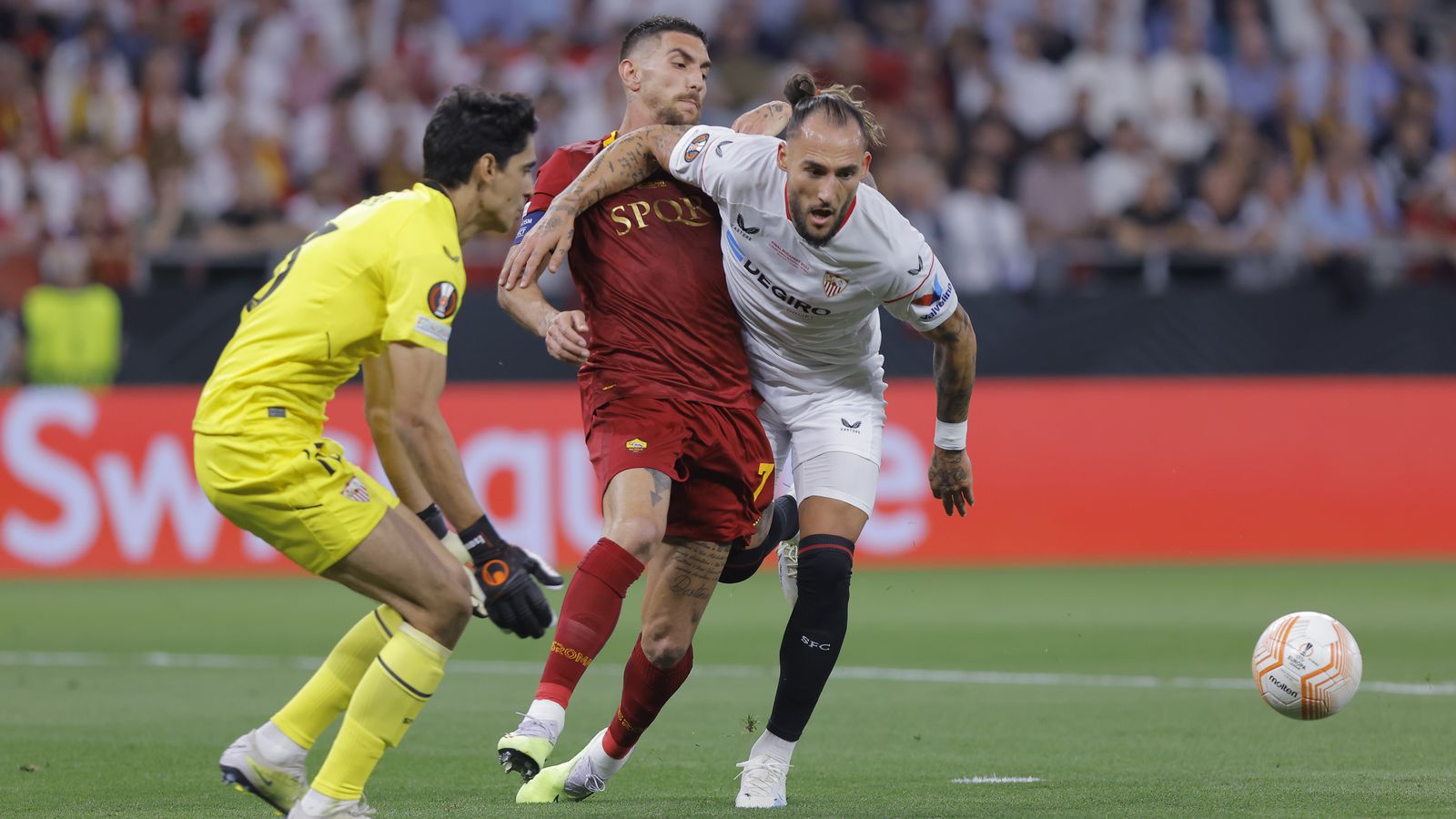 Bono sale para coger el balón mientras Gudelj lo protege de Pellegrini.