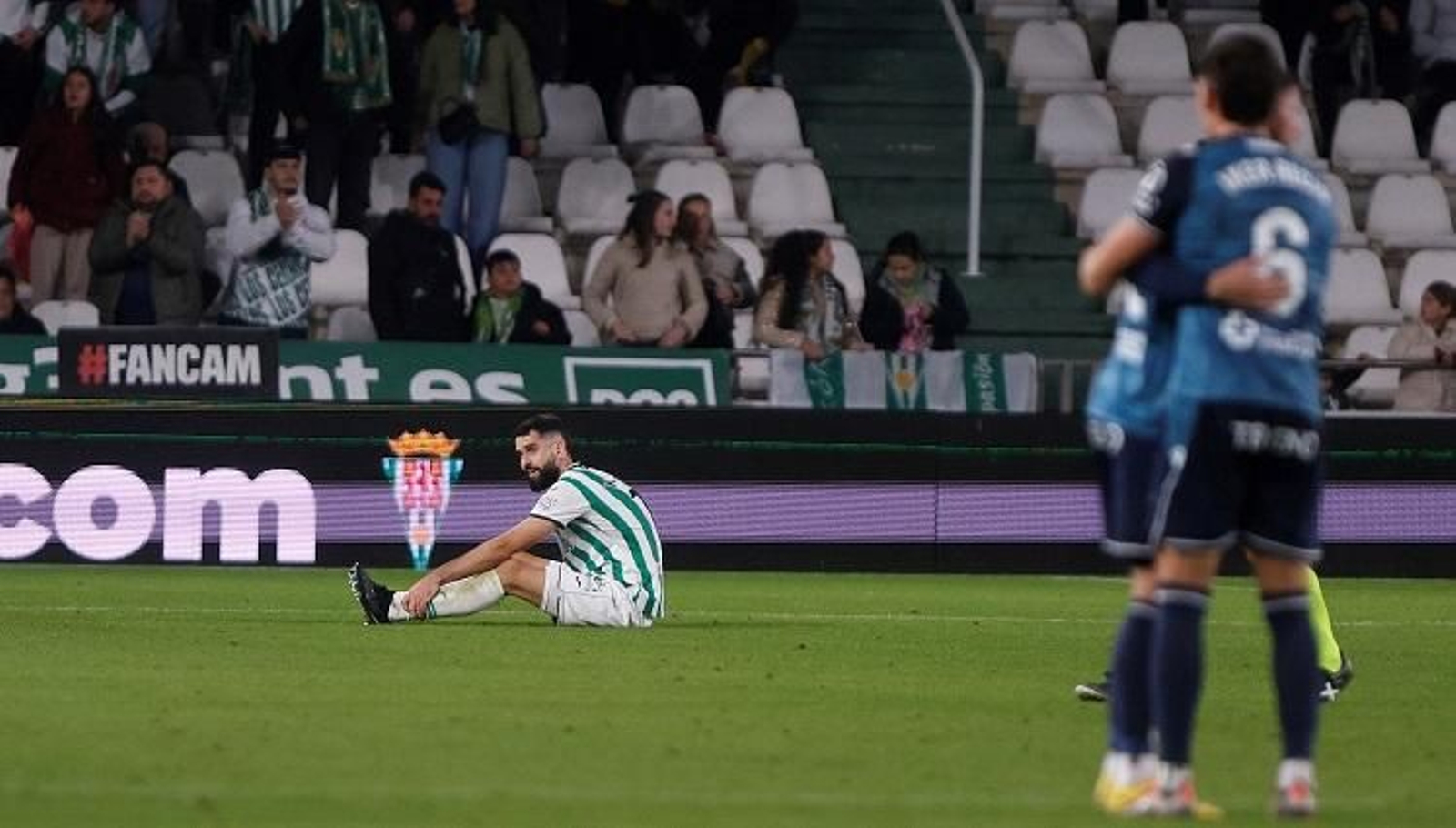 Xavi Sintes, apesadumbrado, tras la derrota ante el Cádiz.