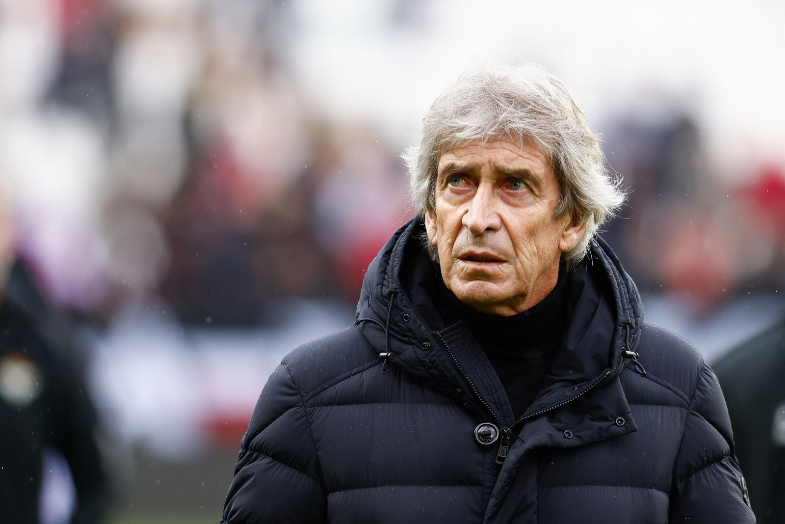 Pellegrini mira a la grada de Vallecas antes del inicio del partido.