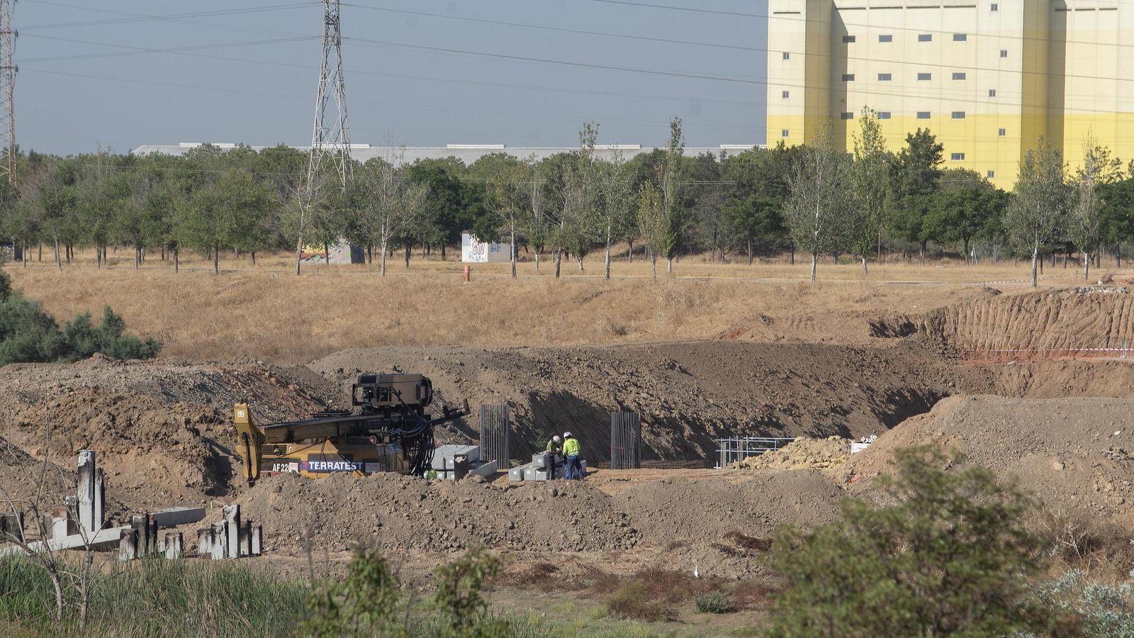 Operarios de Metrovacesa en las obras de construcción del viaducto de Isla Natura.