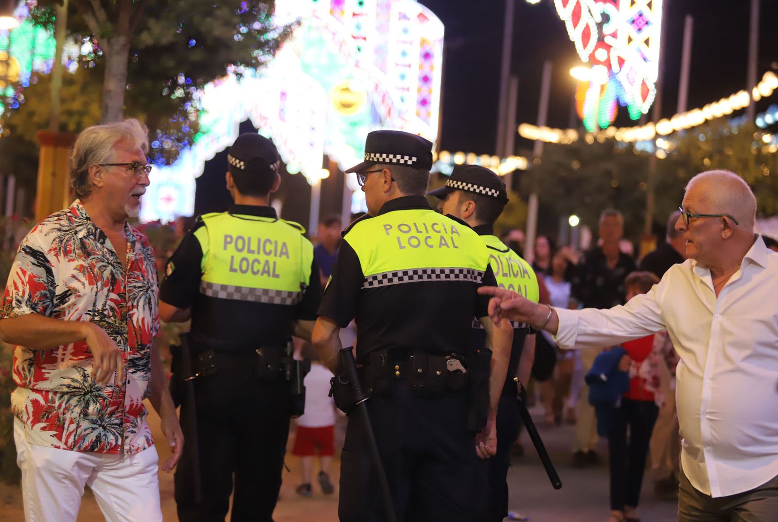 La Policía Local de Huelva, patrullando en Colombinas.