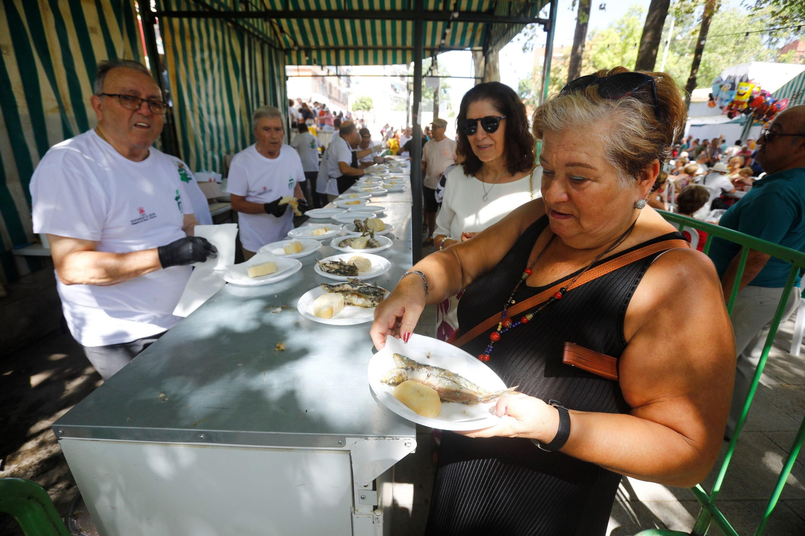 Cordobeses disfrutan de un plato de sardinas en la Fuensanta.