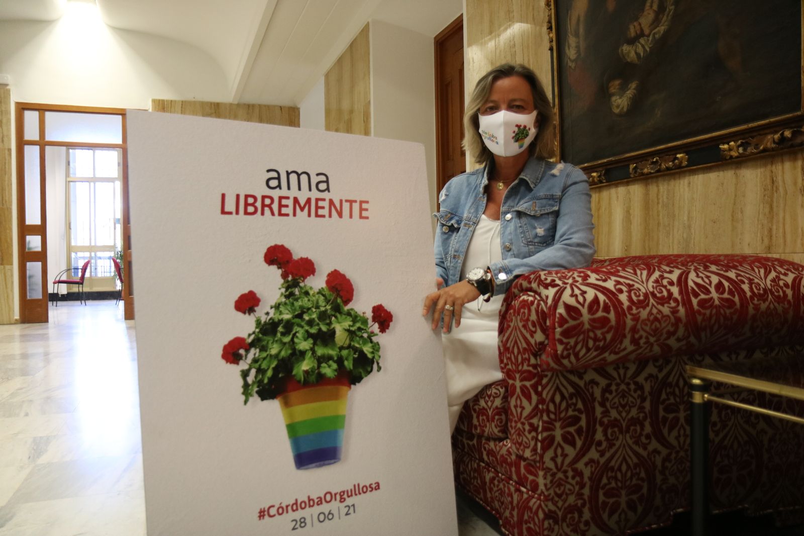 Isabel Albás con el cartel de la celebración del Orgullo de Córdoba.