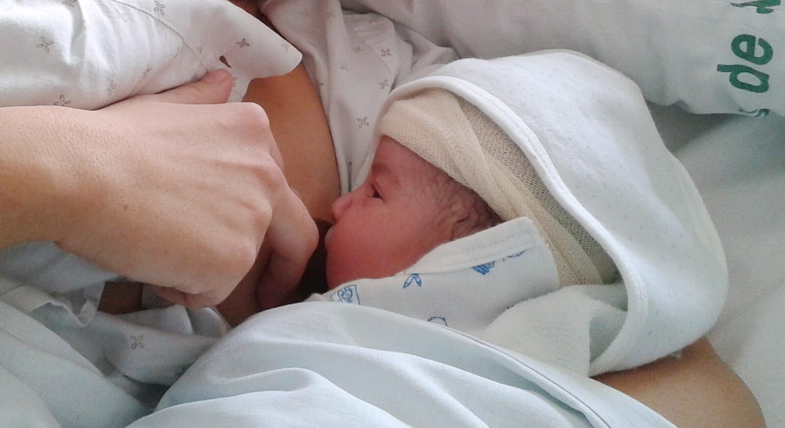 Una madre da el pecho a su bebe.