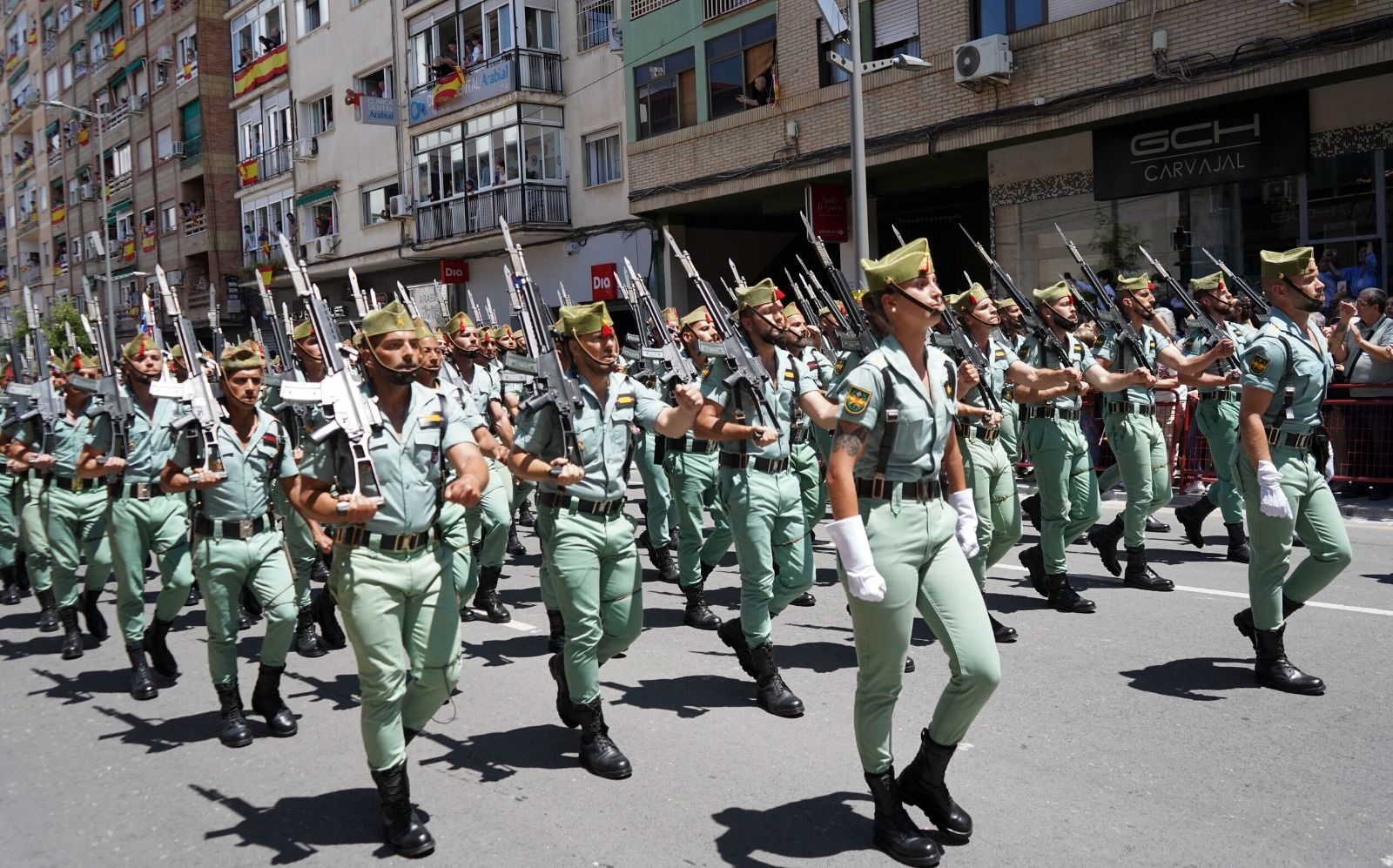 Ambiente en Granada durante el Día de las Fuerzas Armadas, en imágenes