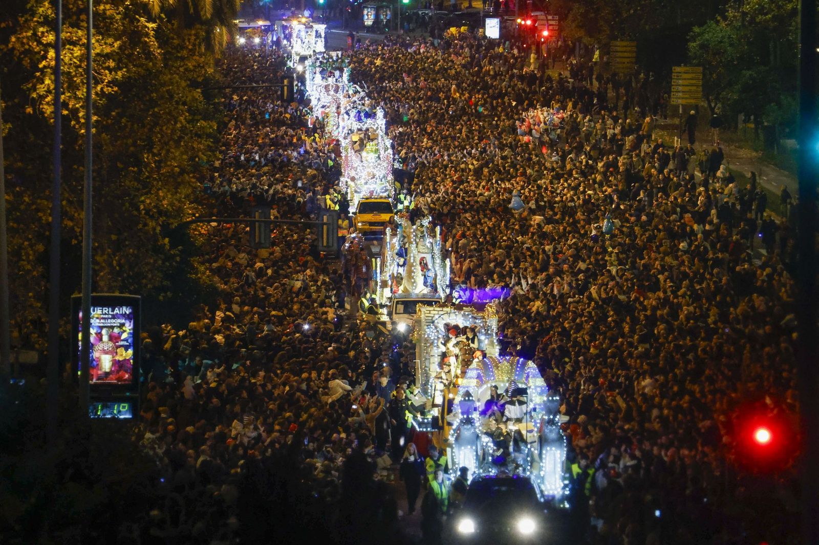 Una multitud se agolpa al paso de la Cabalgata de Reyes de Córdoba 2025