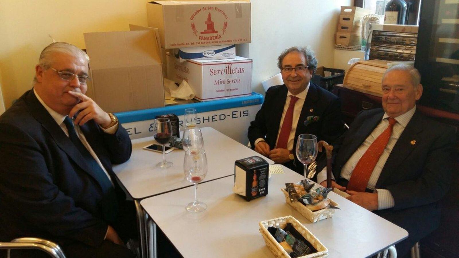 Santiago Álvarez y José Antonio Fernández Cabrero,  en un bar con el hermano mayor saliente, Manuel García.