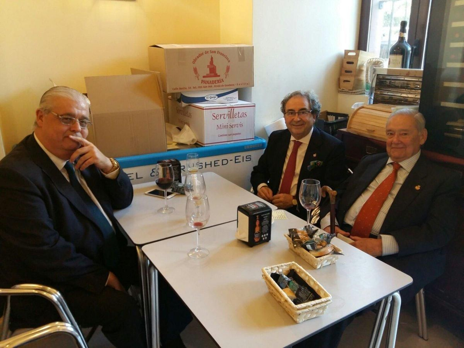 Los candidatos Santiago Álvarez y José Antonio Fernández Cabrero, en un encuentro en un bar con el hermano mayor, Manuel García.