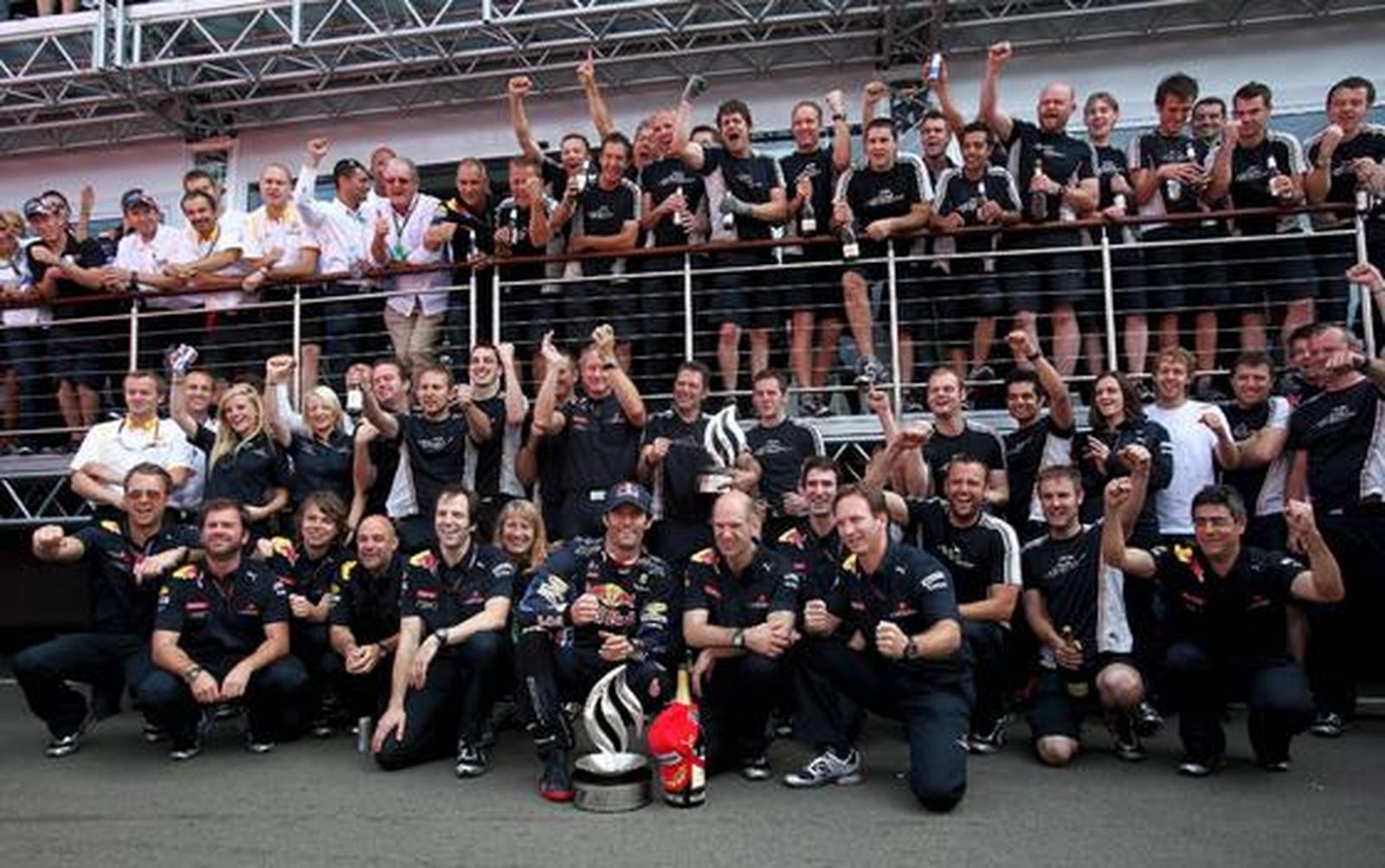 Webber con todo el equipo de Red Bull.