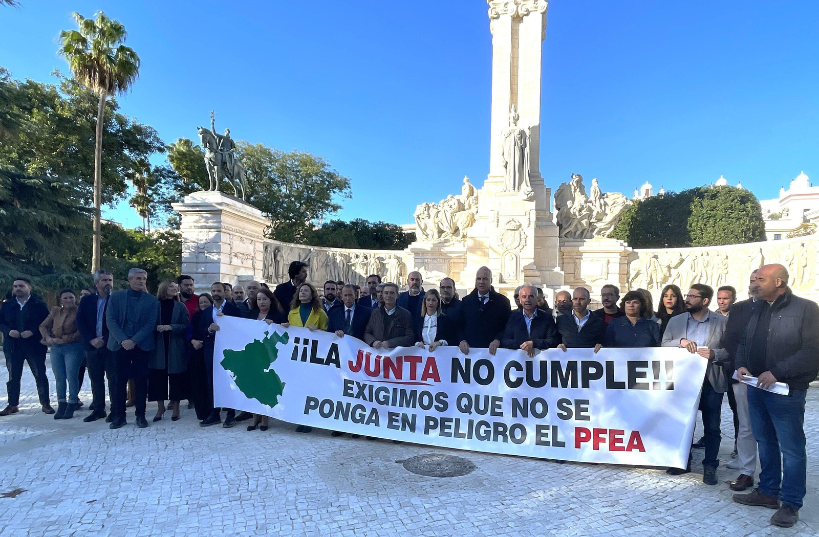 Alcaldes del PSOE y de IU frente a la delegación de la Junta en Cádiz.