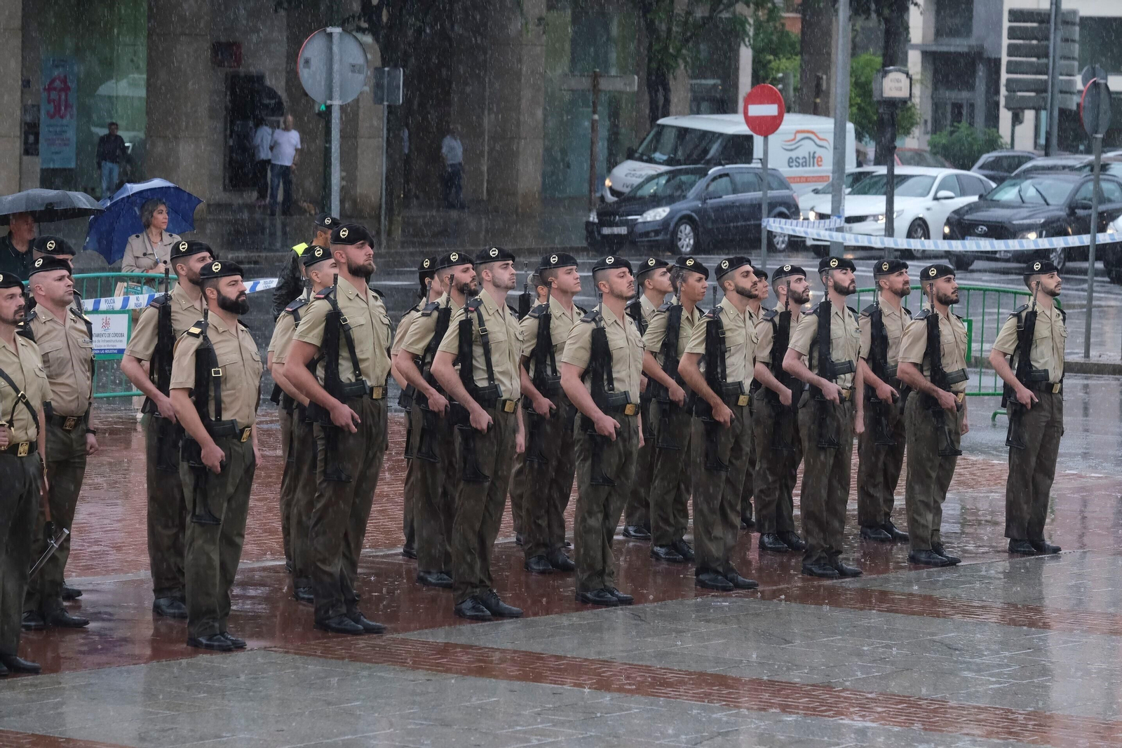 El izado de la bandera de España en Córdoba, en imágenes