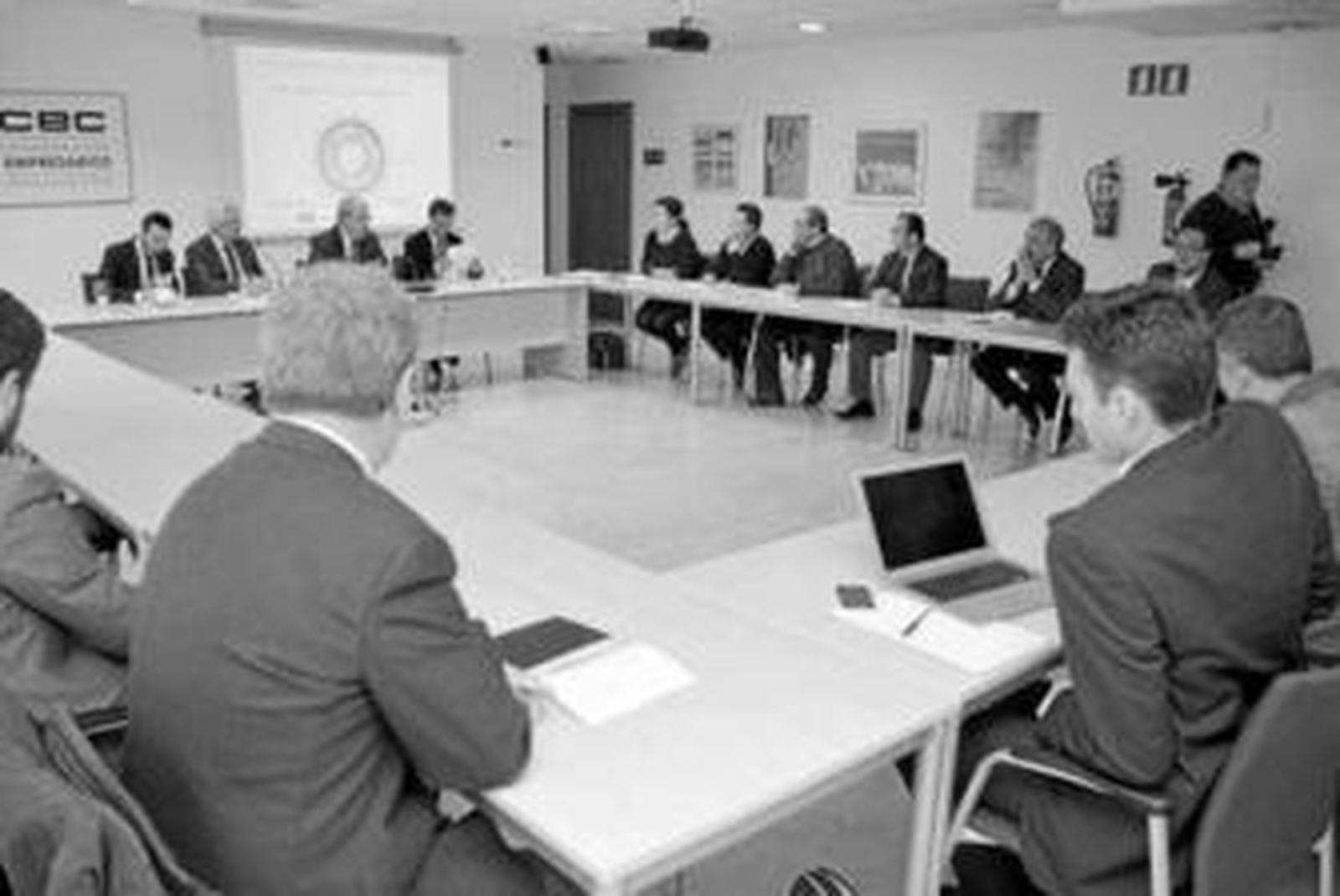 Imagen de la reunión celebrada ayer entre la Junta y los empresarios.