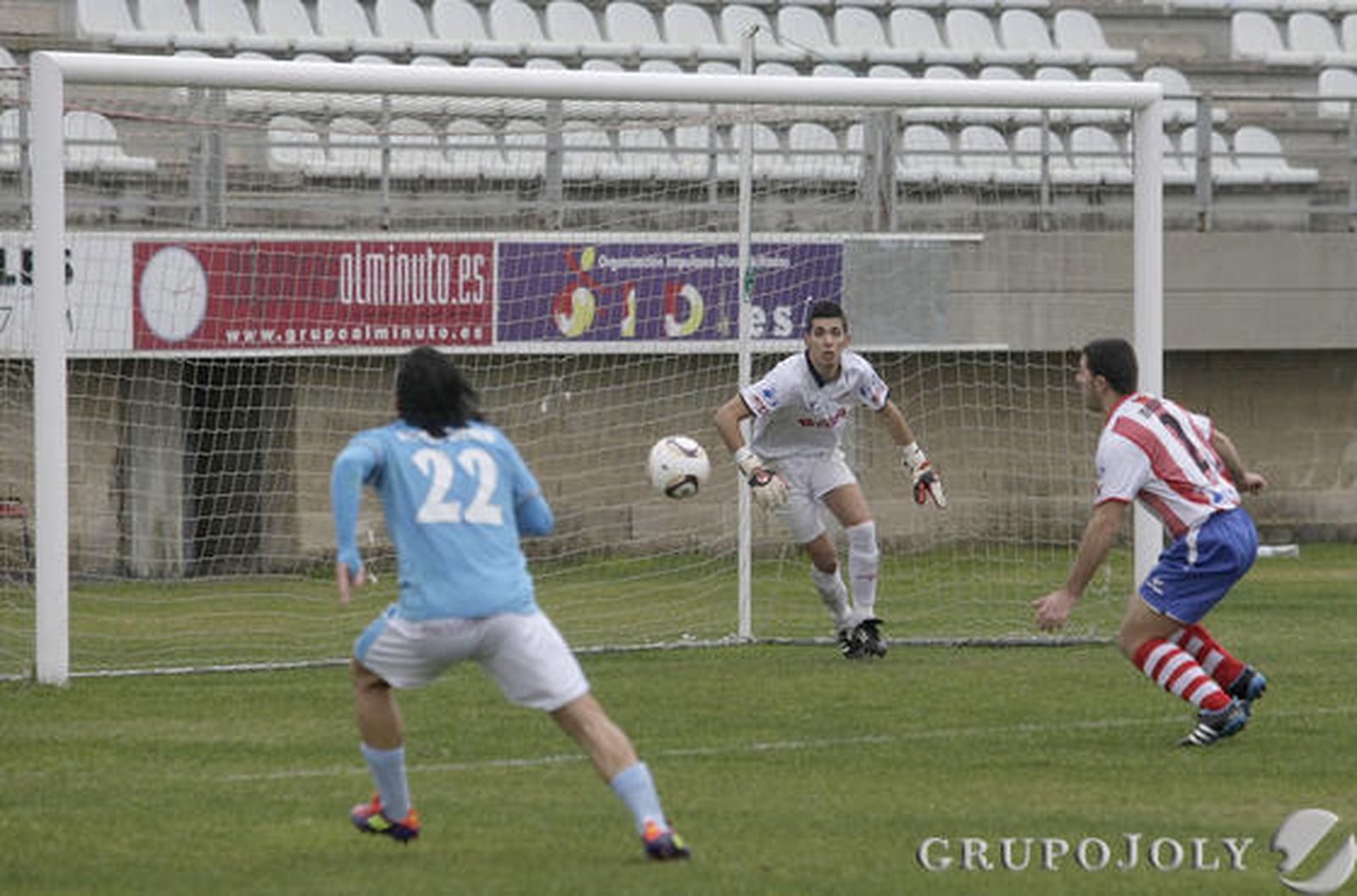 El Algeciras se aleja aún más de la zona de liguilla al perder en el Nuevo Mirador ante el San Fernando./Fotos:Erasmo Fenoy

Foto: Erasmo Fenoy
