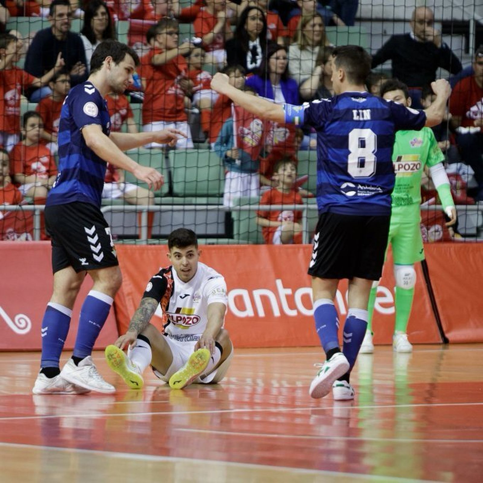 Éric Pérez y Lin celebran uno de los goles del Betis Futsal ante ElPozo.