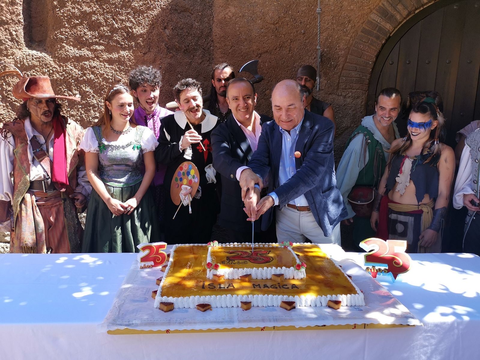 El delegado de Economía, Comercio y Turismo del Ayuntamiento, Francisco Páez, ha asistido a la celebración de los 25 años de Isla Mágica.