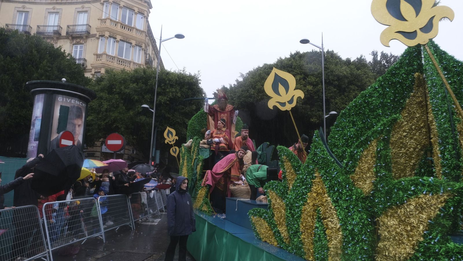 Fotografías de la cabalgata de los Reyes Magos pasada por agua en Almería