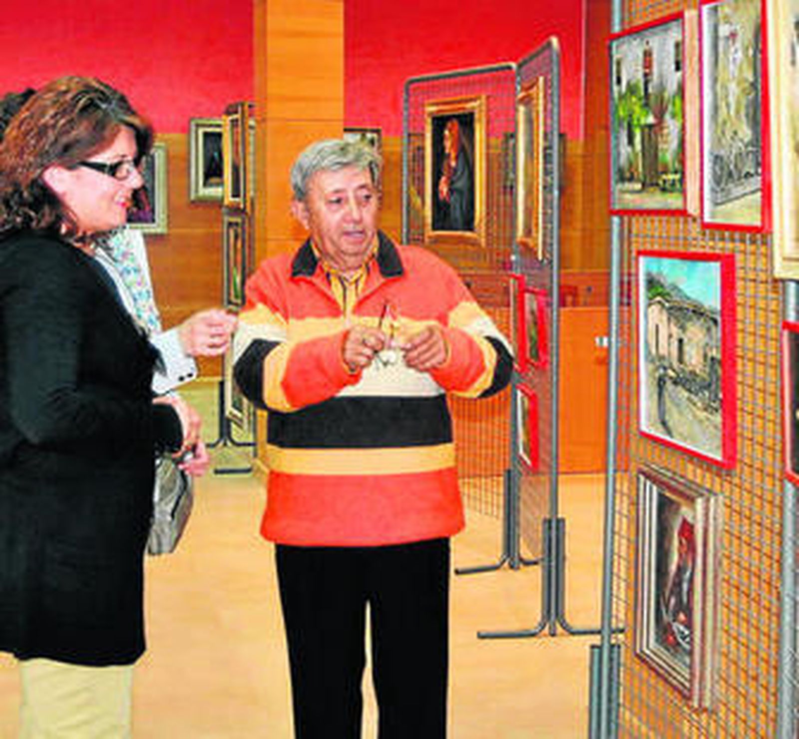 Pedro Muñoz explica su obra a Lourdes Ramos.