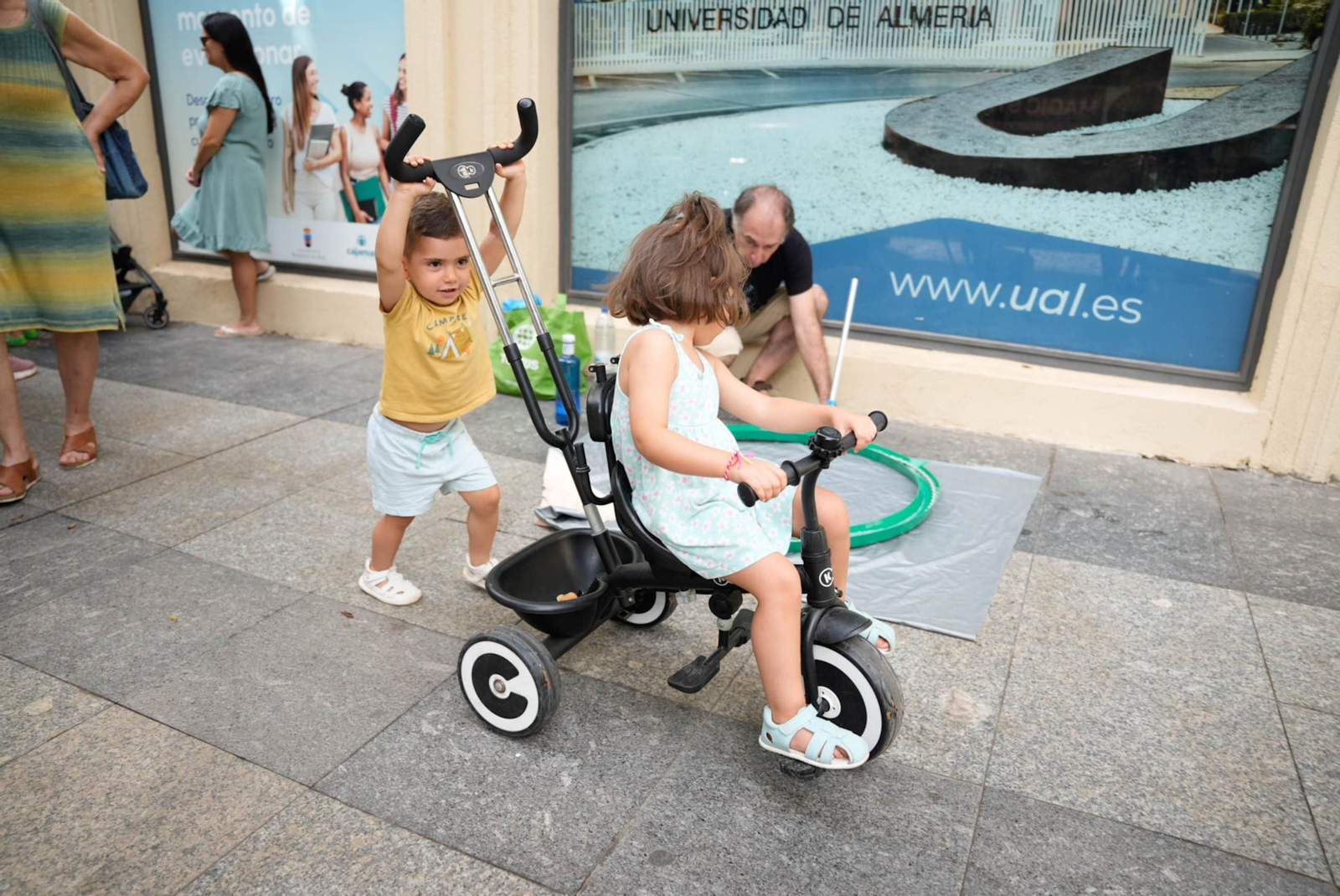 Las mejores imágenes del espectáculo de magia en la calle de la Feria de Almería