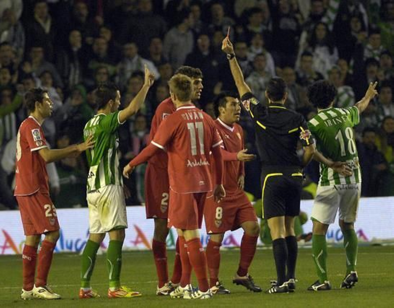 Fazio ve la tarjeta roja tras acumular dos amarillas. / Manuel Gómez