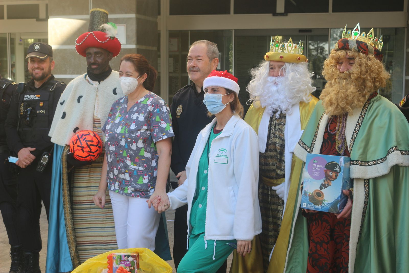 La visita de los Reyes Magos al Hospital de Puerto Real en imágenes
