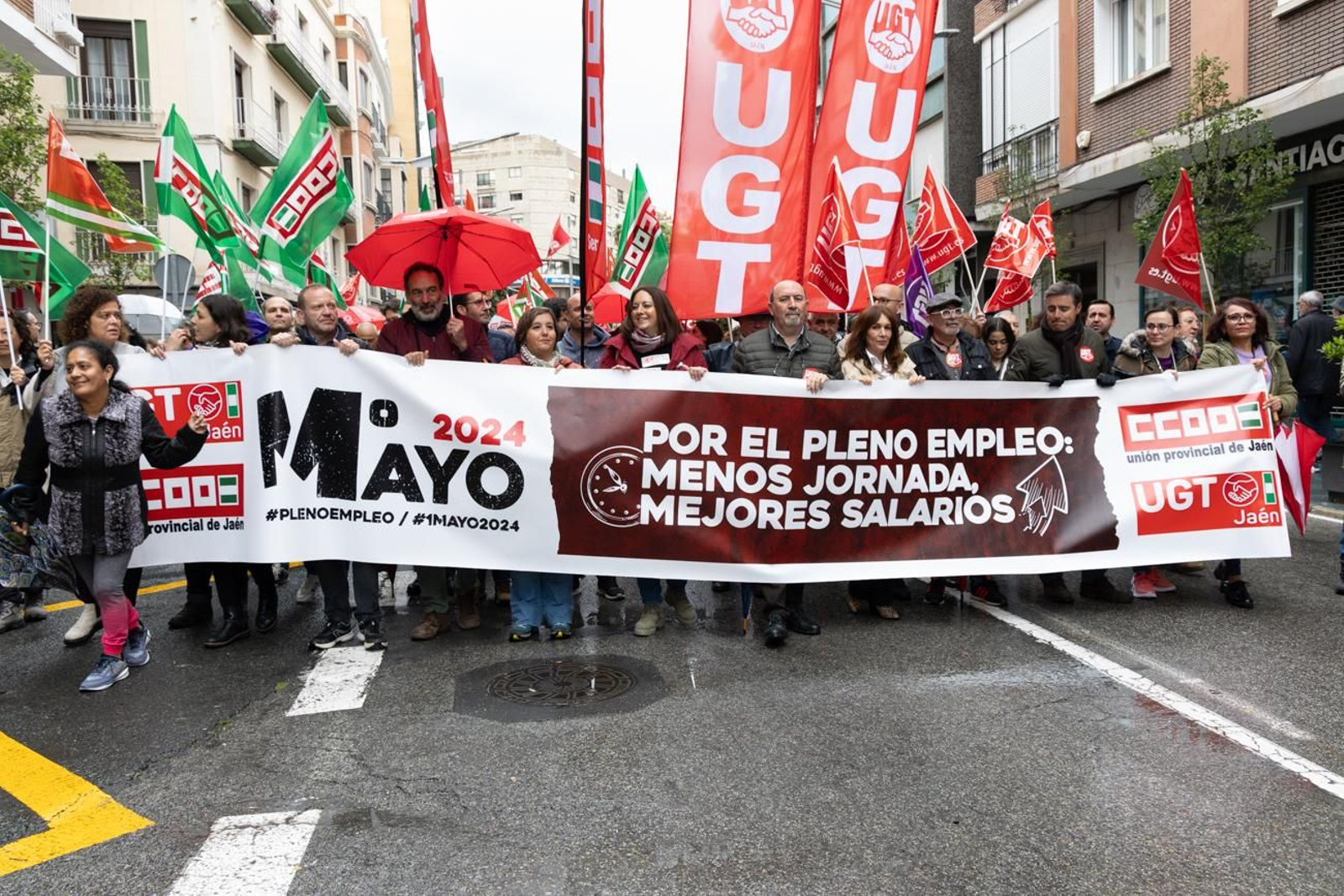 Unas 200 personas han participado en la manifestación por el Día del Trabajo.