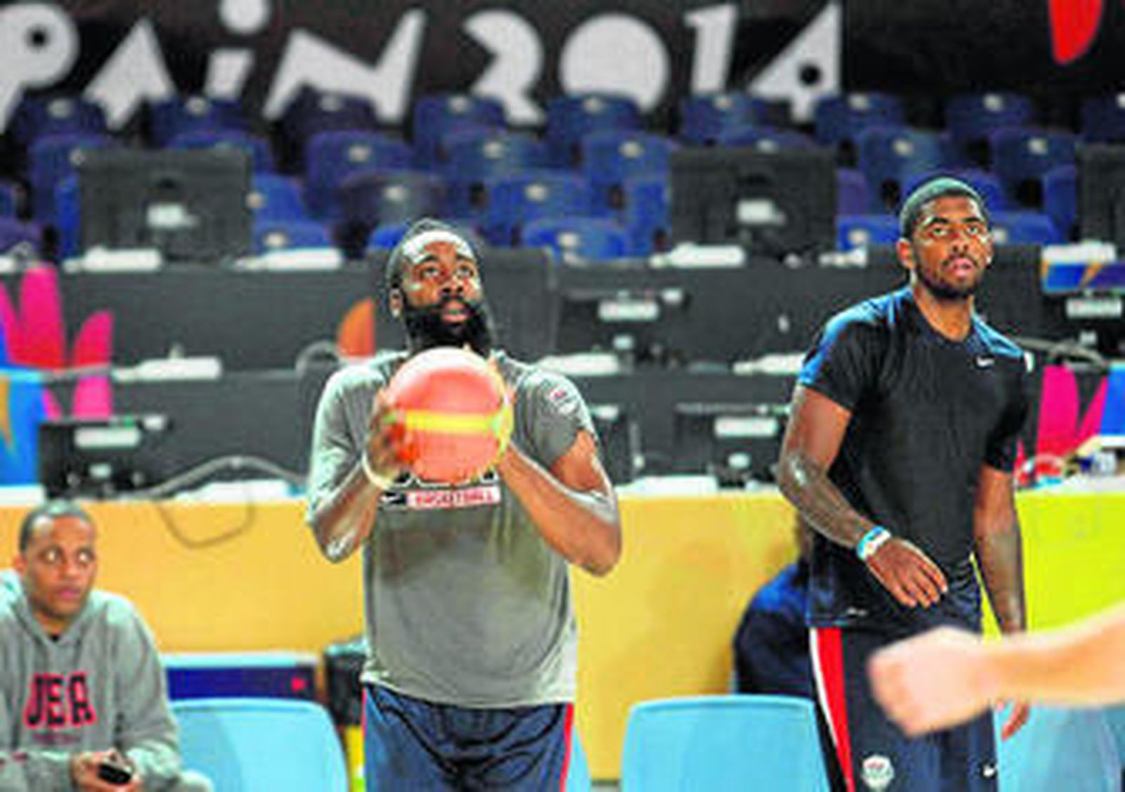 James Harden y Kyrie Irving, durante el entrenamiento de la selección de Estados Unidos.