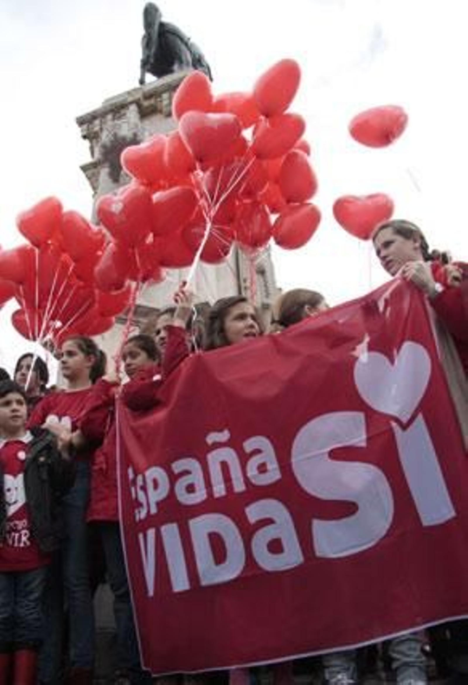 Unas 15.000 personas, según cifras oficiales, se congregaron en la Plaza Nueva para protestar contra el aborto. 

Foto: Victoria Hidalgo