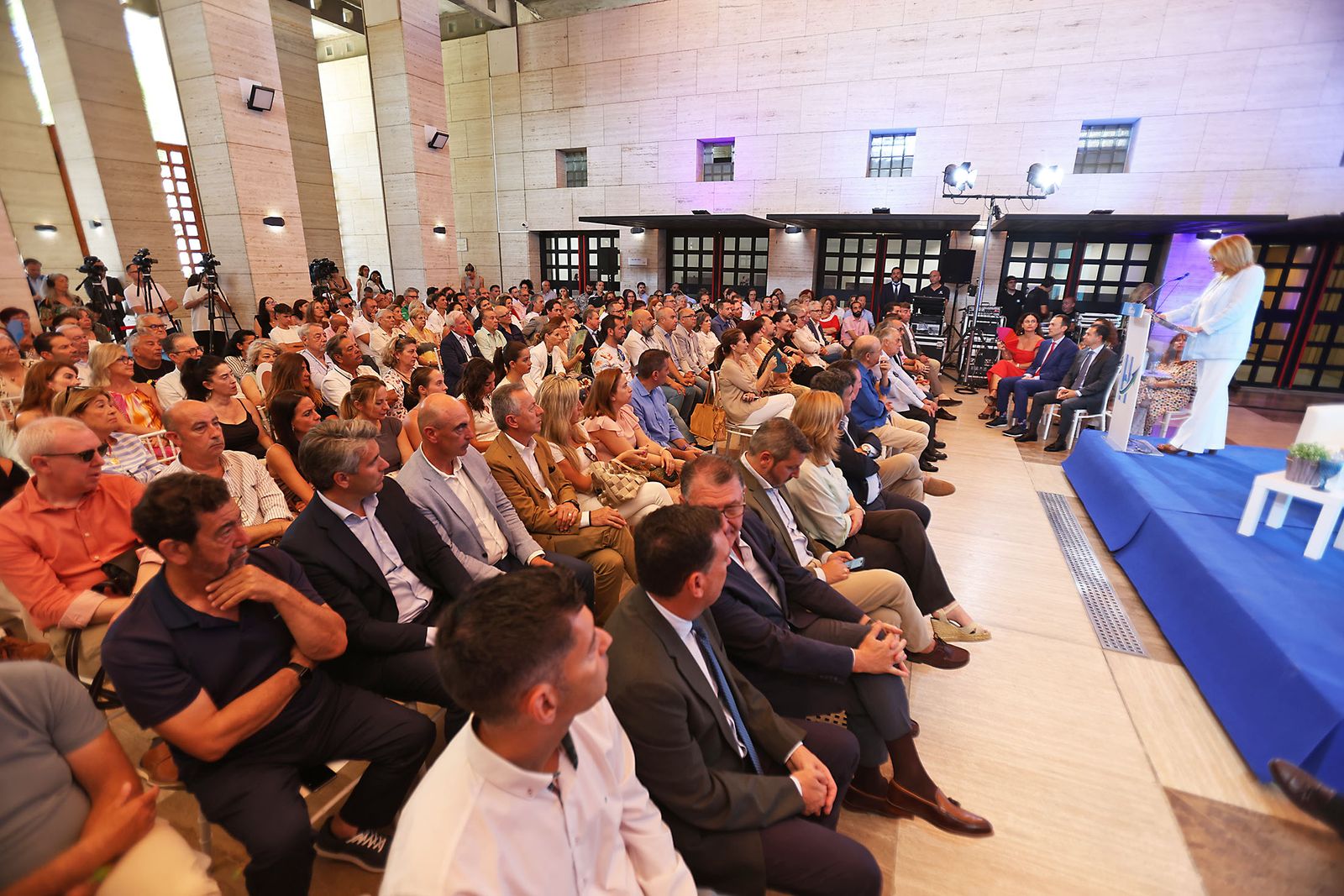 Imágenes de la celebración del primer aniversario del Gobierno Local de Pilar Miranda en el consistorio onubense.