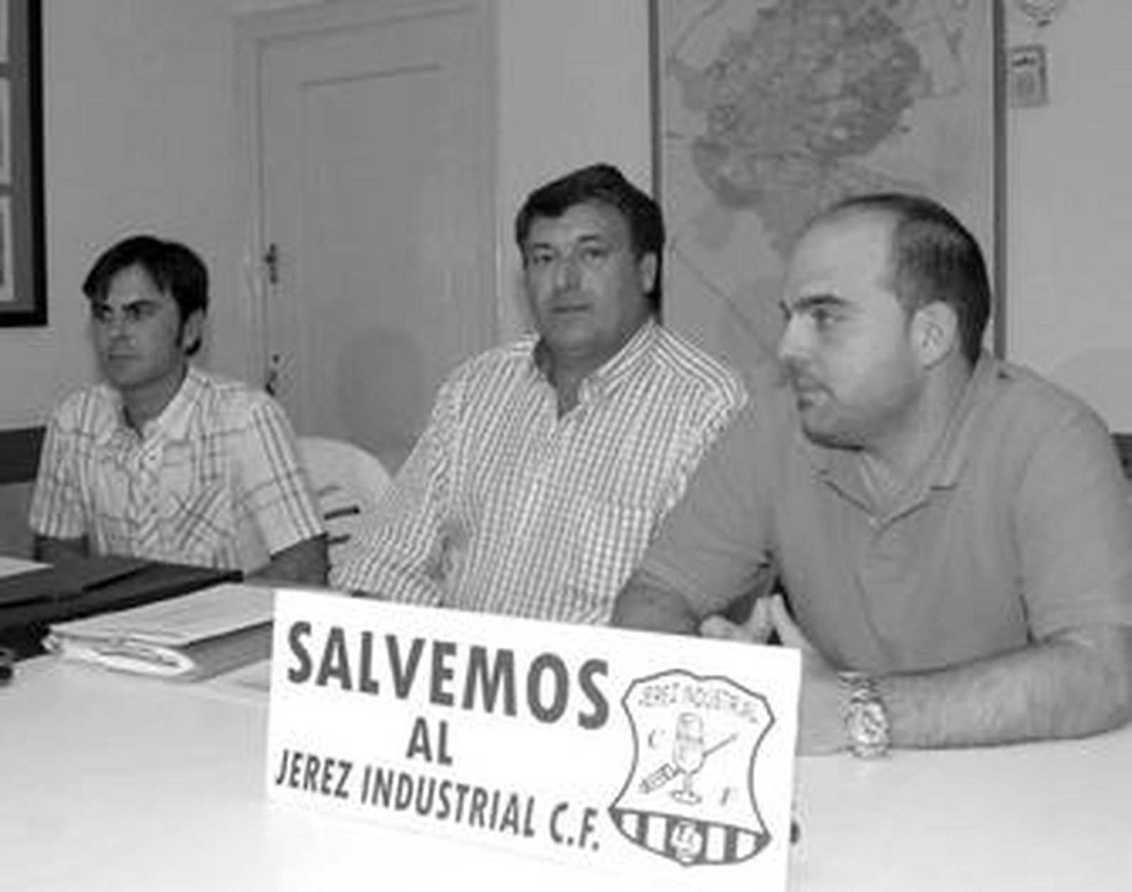 Juan Rojas, flanqueado por Pedro Garrido y Fernando Moscoso.