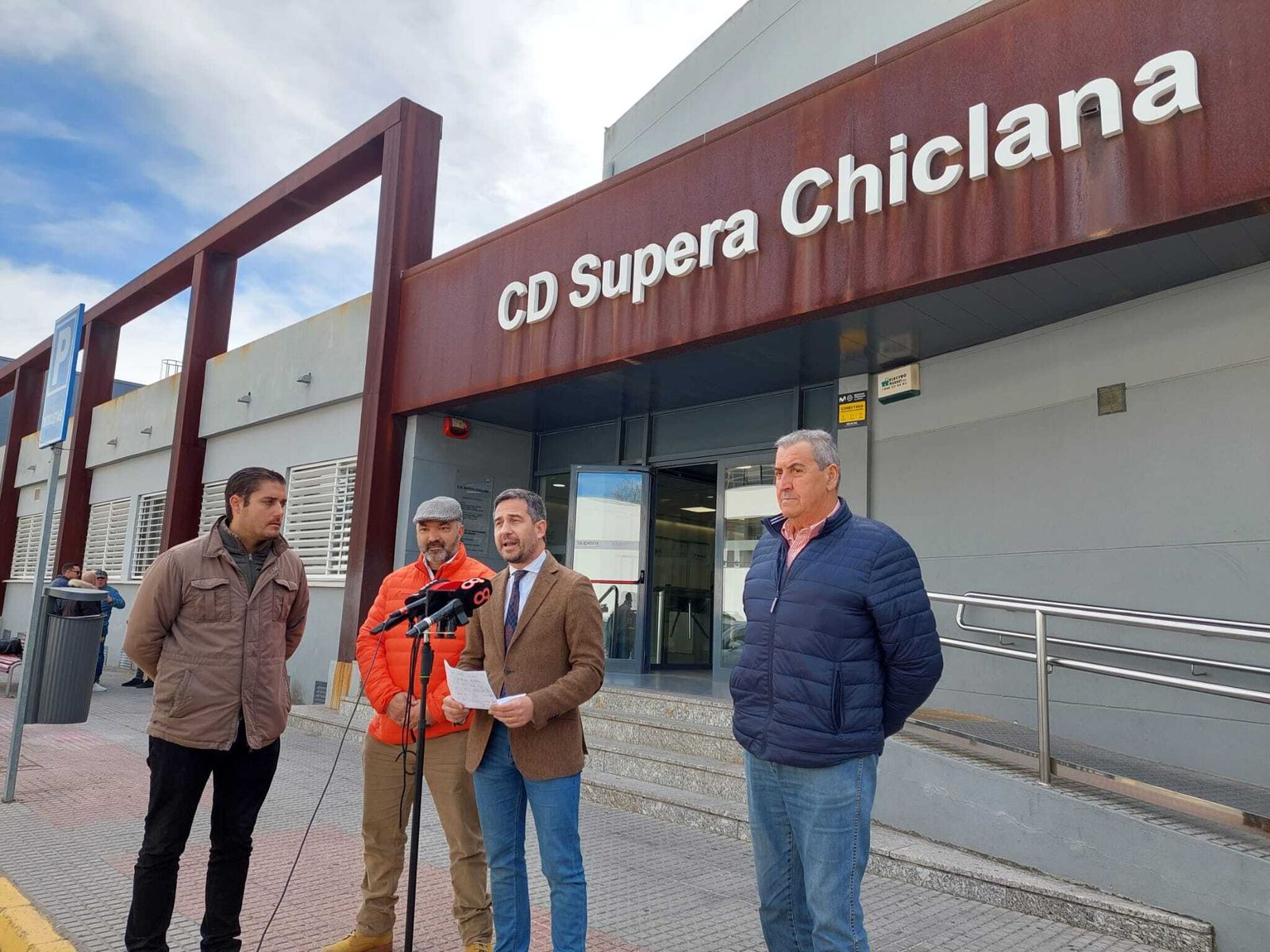 El delegado municipal de Deportes, José Vera, se trasladó, junto a representantes del Club Waterpolo Chiclana y usuarios del Centro Deportivo Supera, hasta la puerta de dichas instalaciones deportivas.
