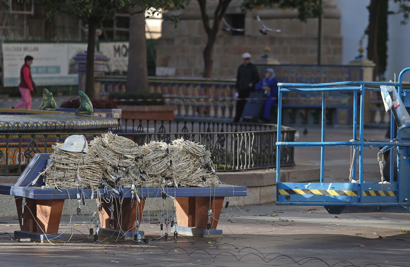 Fotos del montaje del alumbrado de Navidad en Algeciras