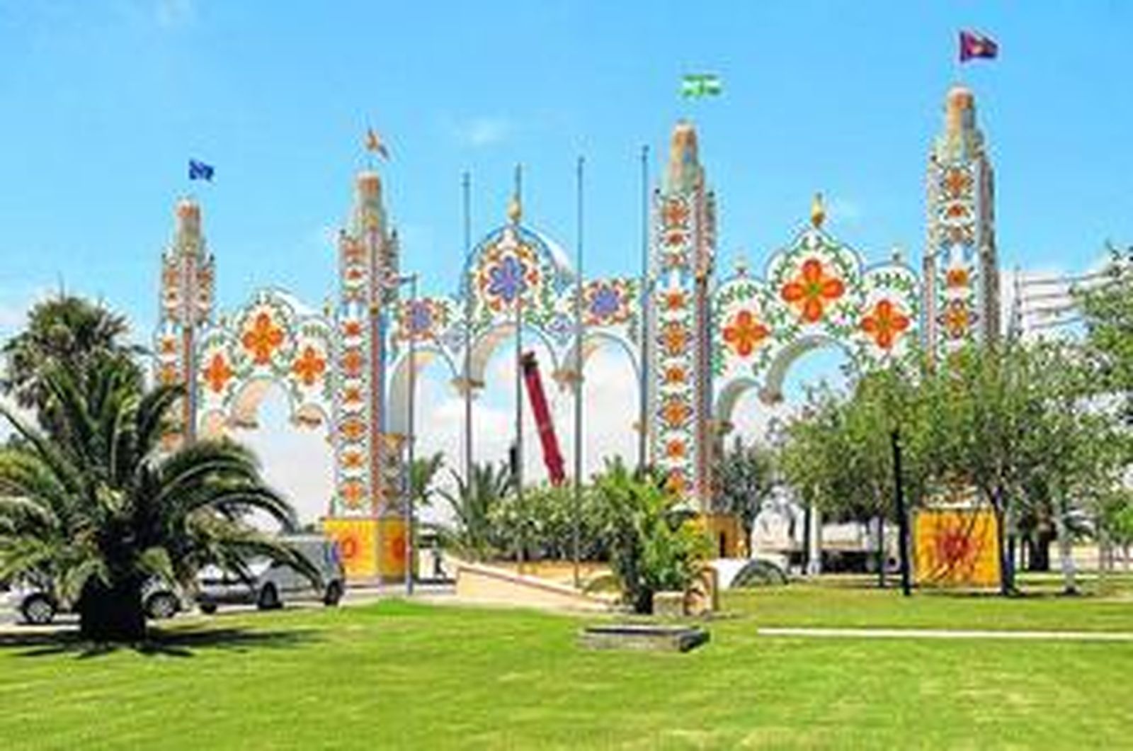Vista de la portada de la Feria ya instalada a la entrada del recinto ferial.