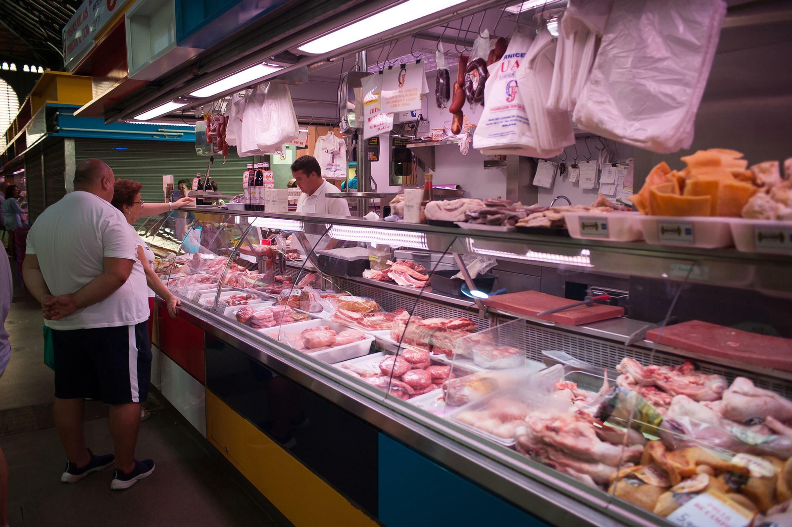 Clientes en una de las carnicerías del mercado de Atarazanas