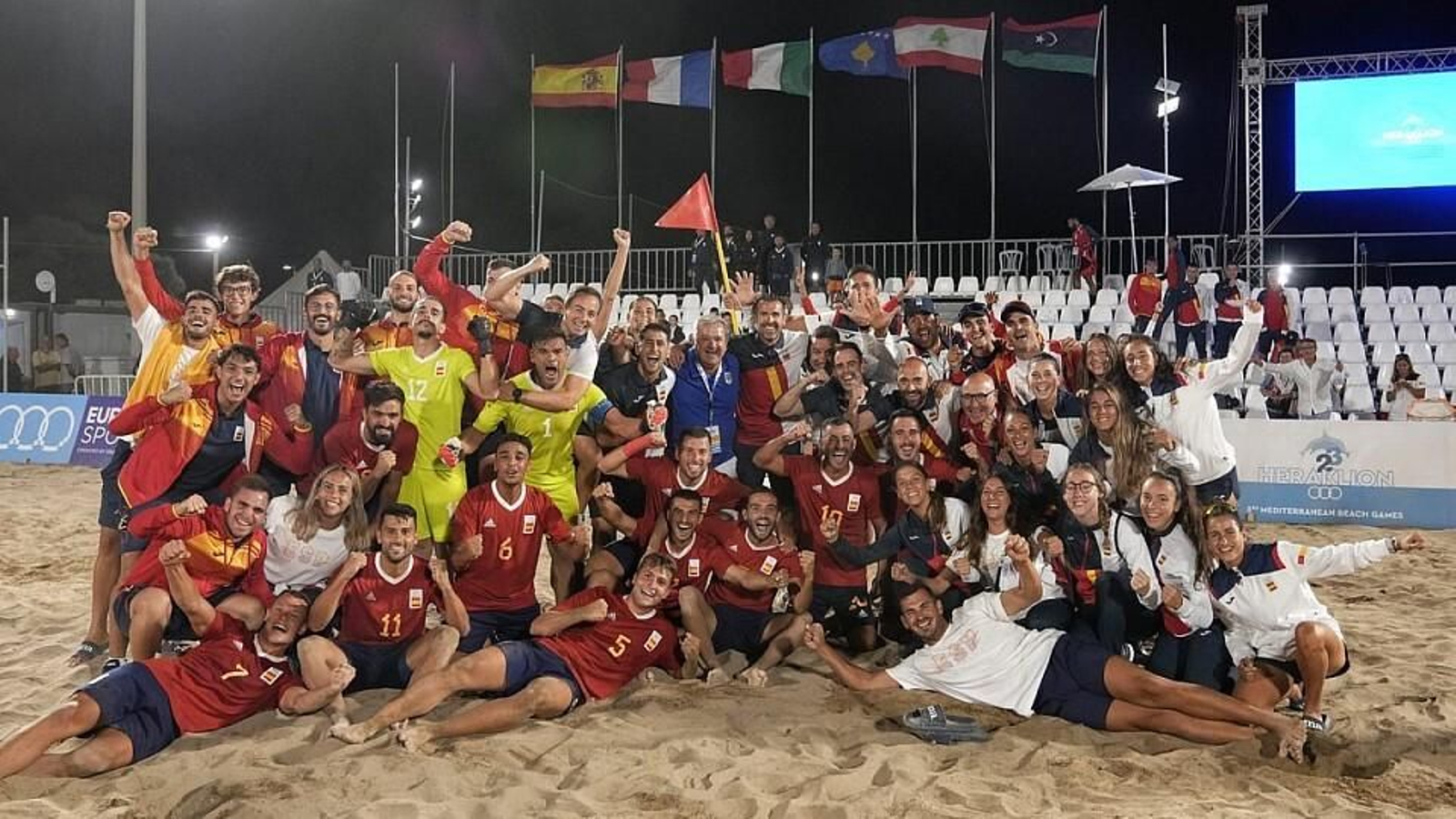 La selección española, capitaneada por Dona, celebra el oro La selección española, capitaneada por Dona, celebra el oro