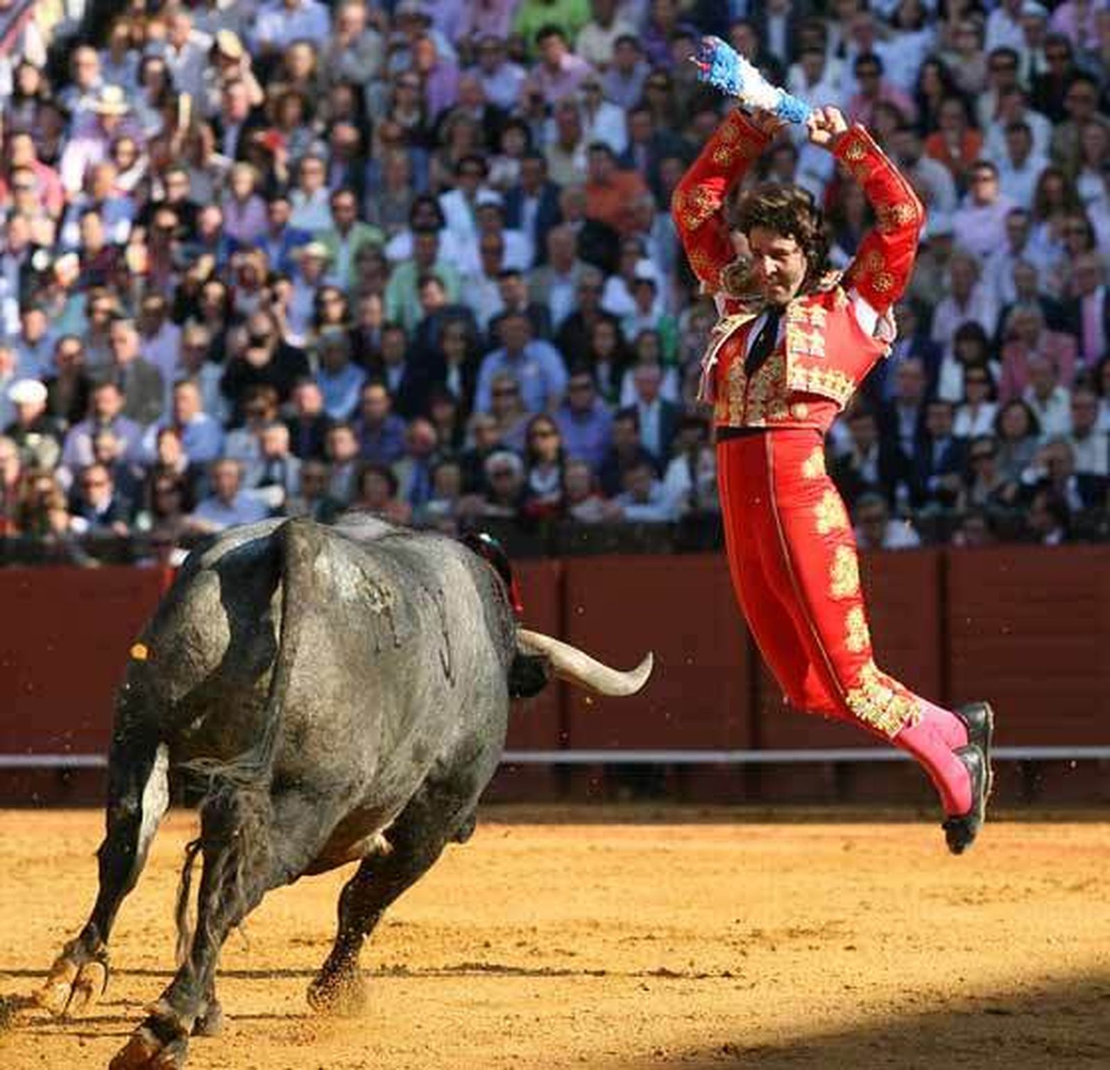 Padilla se dispone a clavar un par a uno de los astados.  Foto: Juan Carlos Muñoz