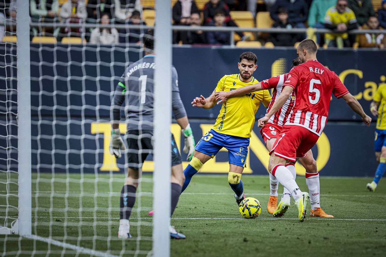 Búscate entre las imágenes del partido de fútbol Cádiz CF - UD Almería