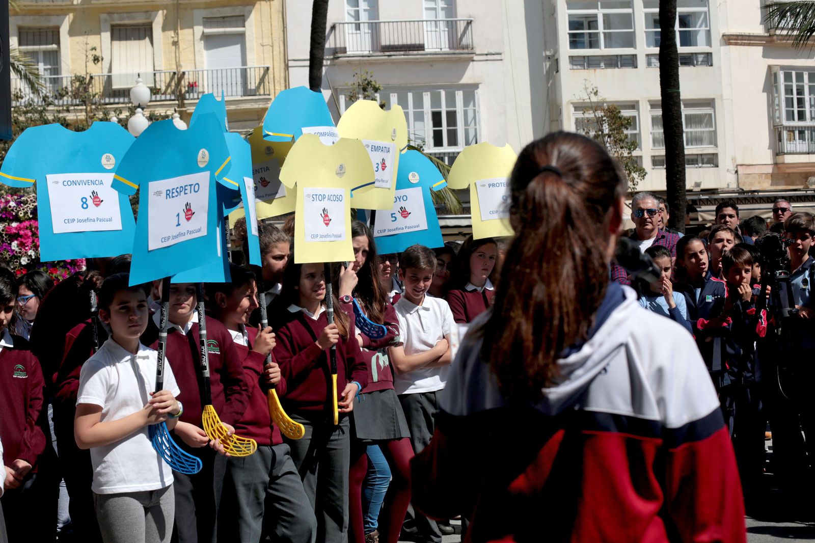 Una alumna del colegio San Felipe Neri se dirige a los congregados ante el Ayuntamiento.