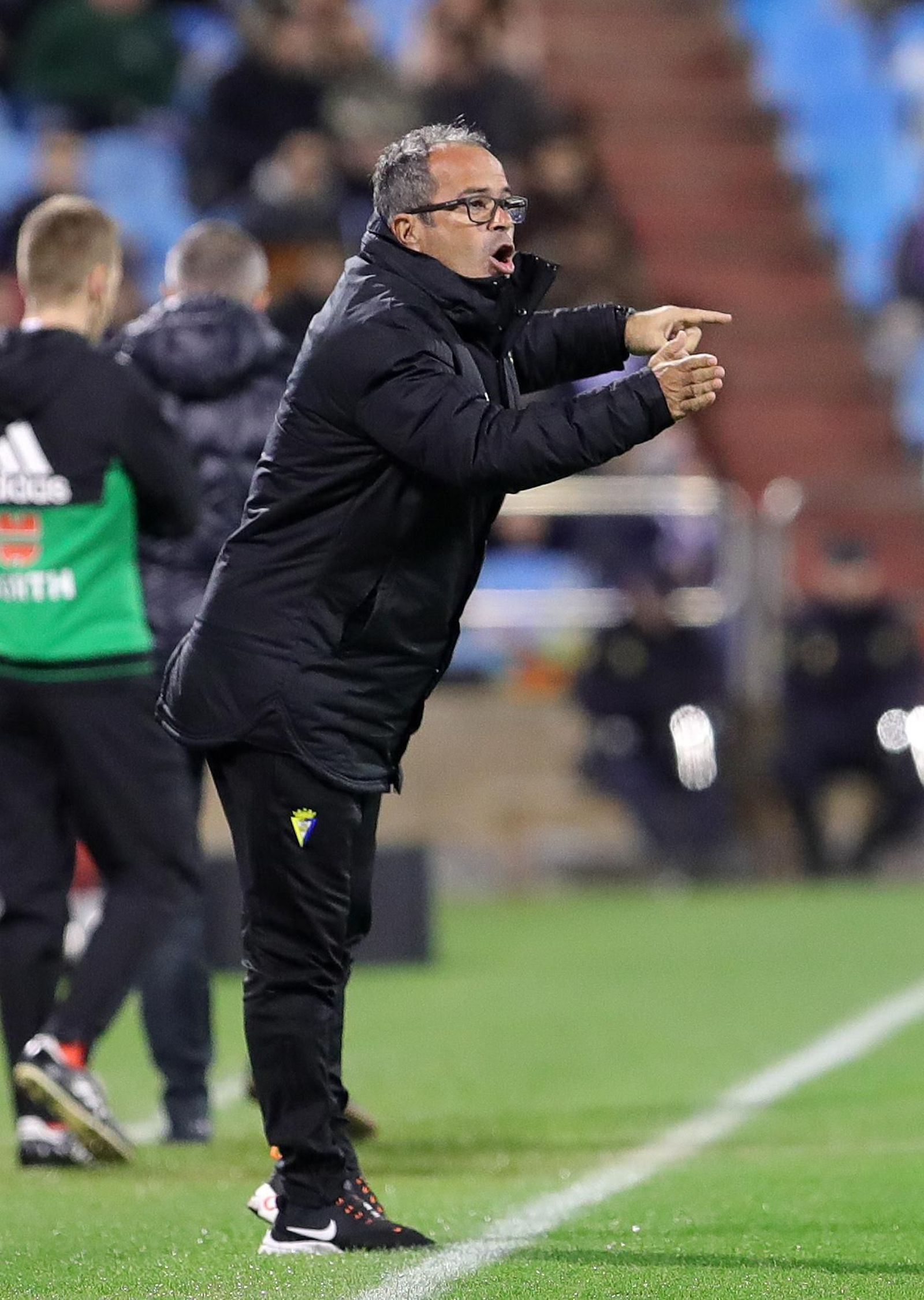 Álvaro Cervera da instrucciones desde la banda a sus jugadores.