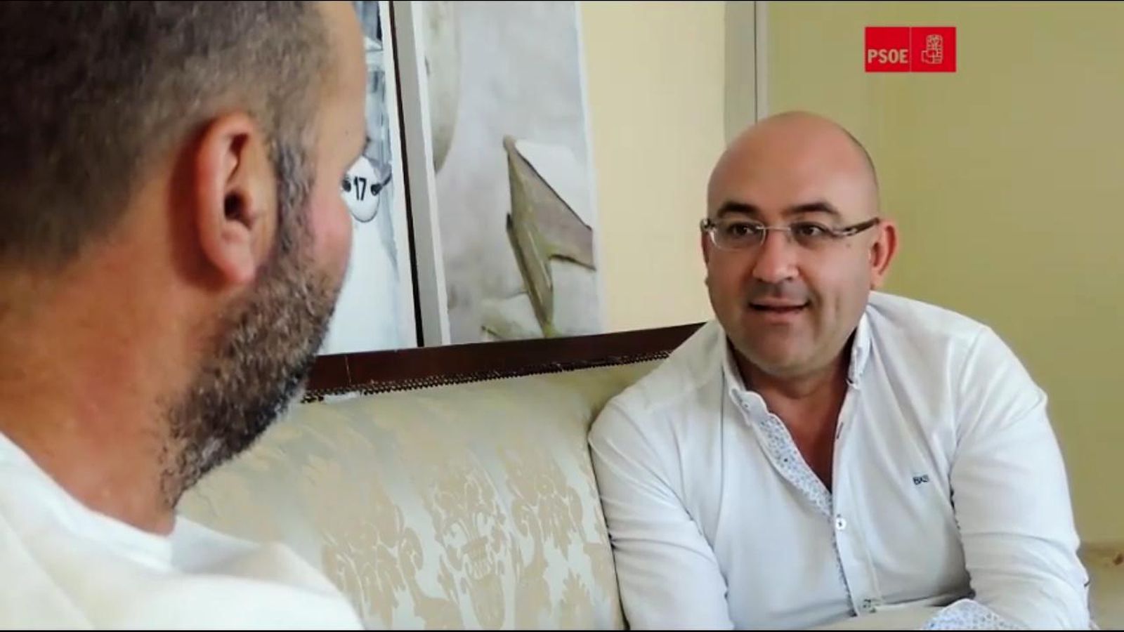El candidato del PSOE a la Alcaldía de Trebujena, en su papel de entrevistador.