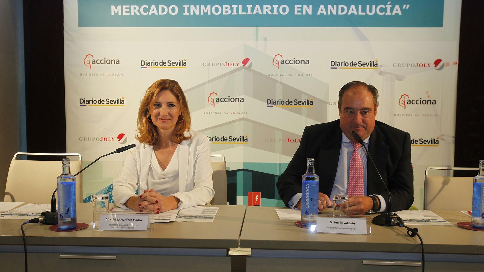 La secretaria general de Vivienda de la Junta de Andalucía, Alicia Martínez, y el director general de Grupo Joly, Tomás Valiente.