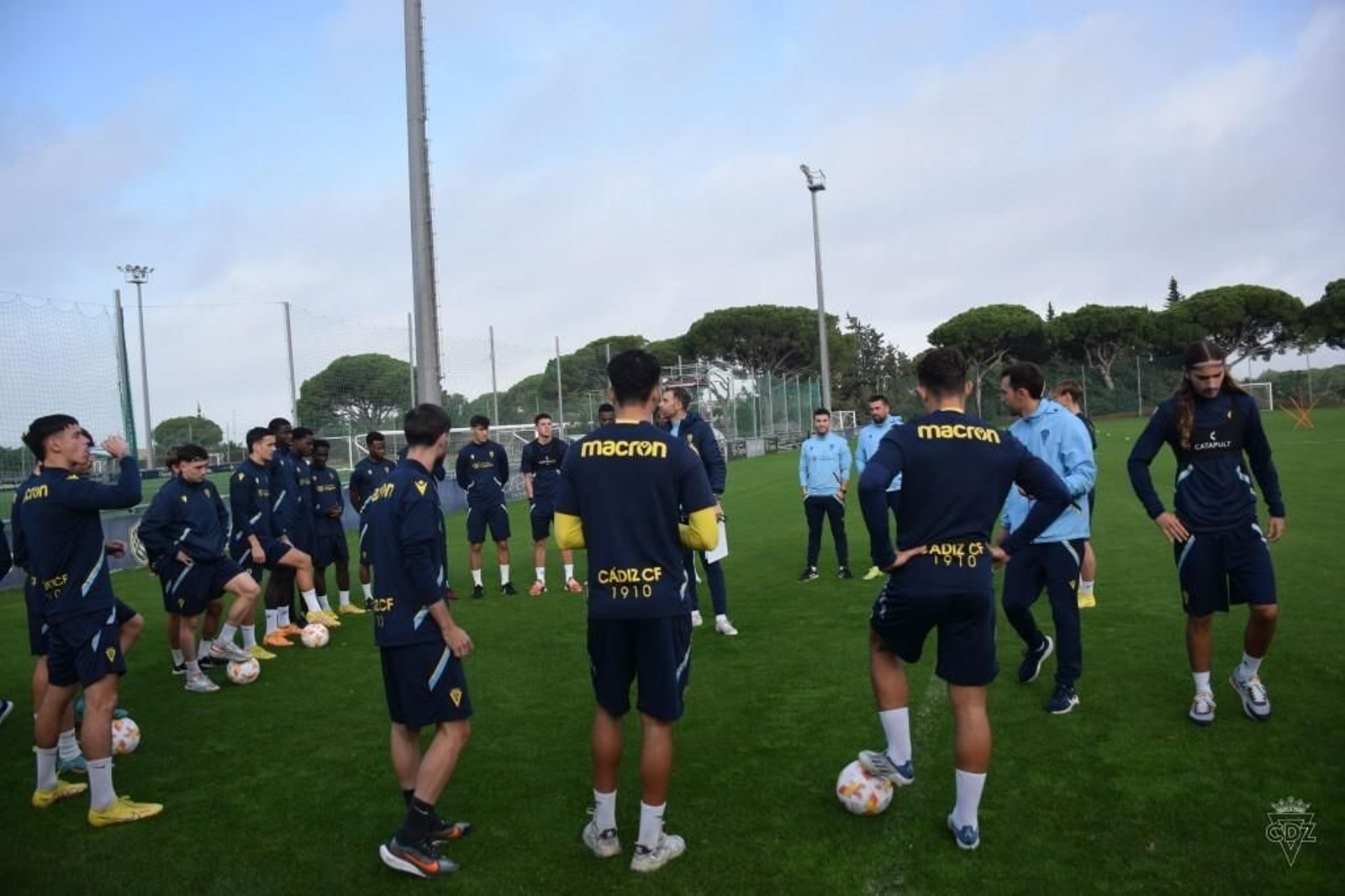 Alberto Cifuentes se dirige a los jugadores durante un entrenamiento de esta semana en El Rosal.