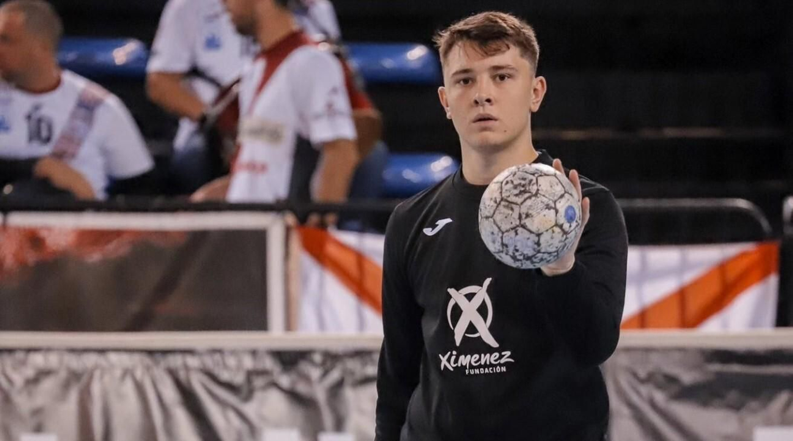 Tincho Jung, en el calentamiento previo a un partido del Ángel Ximénez.