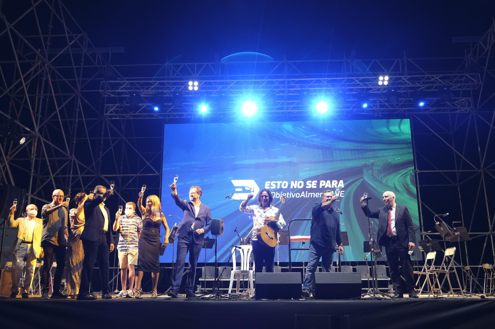 Fotogalería acto reivindicativo por la llegada del AVE a Almería.