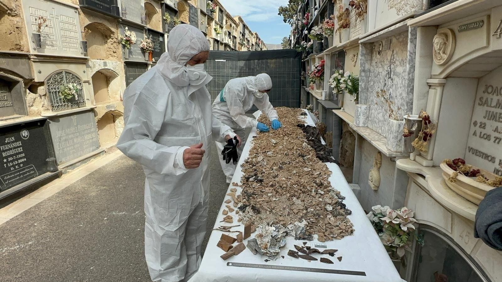 El equipo forense con los restos encontrados en el cementerio de Almería