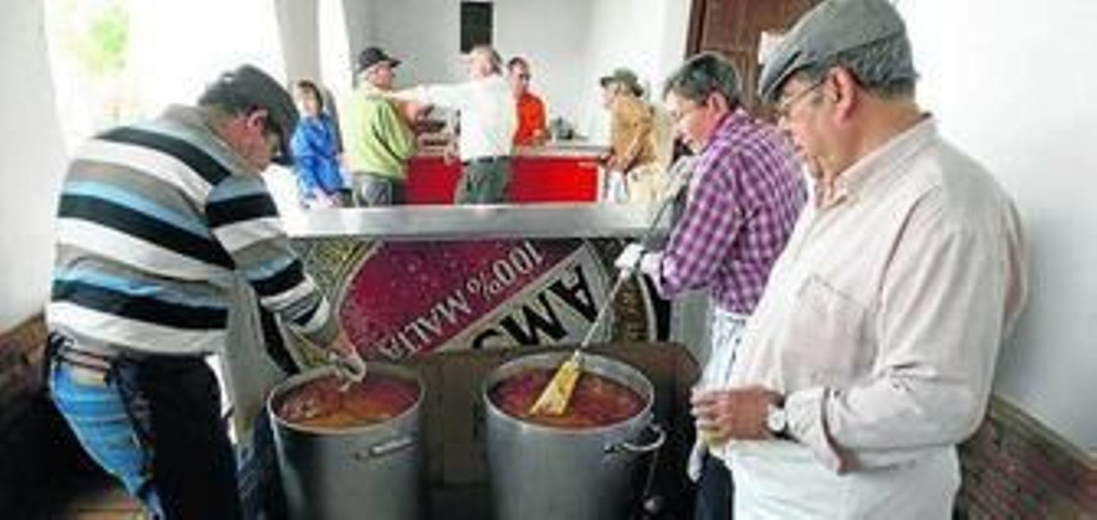 Miembros de la asociación preparan los peroles de habas. Miembros de la asociación preparan los peroles de habas.