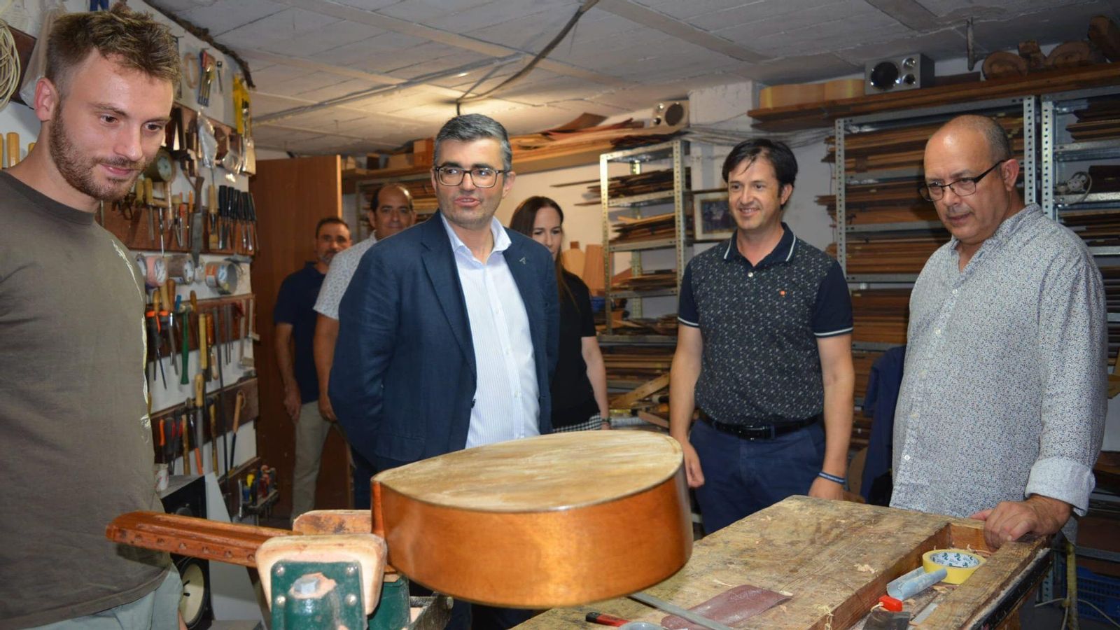 El delegado Javier Martín Cañizares entrega al presidente de la Asociación de Guitarreros de Granada, Johannes T’Kindt, la Carta de Artesano