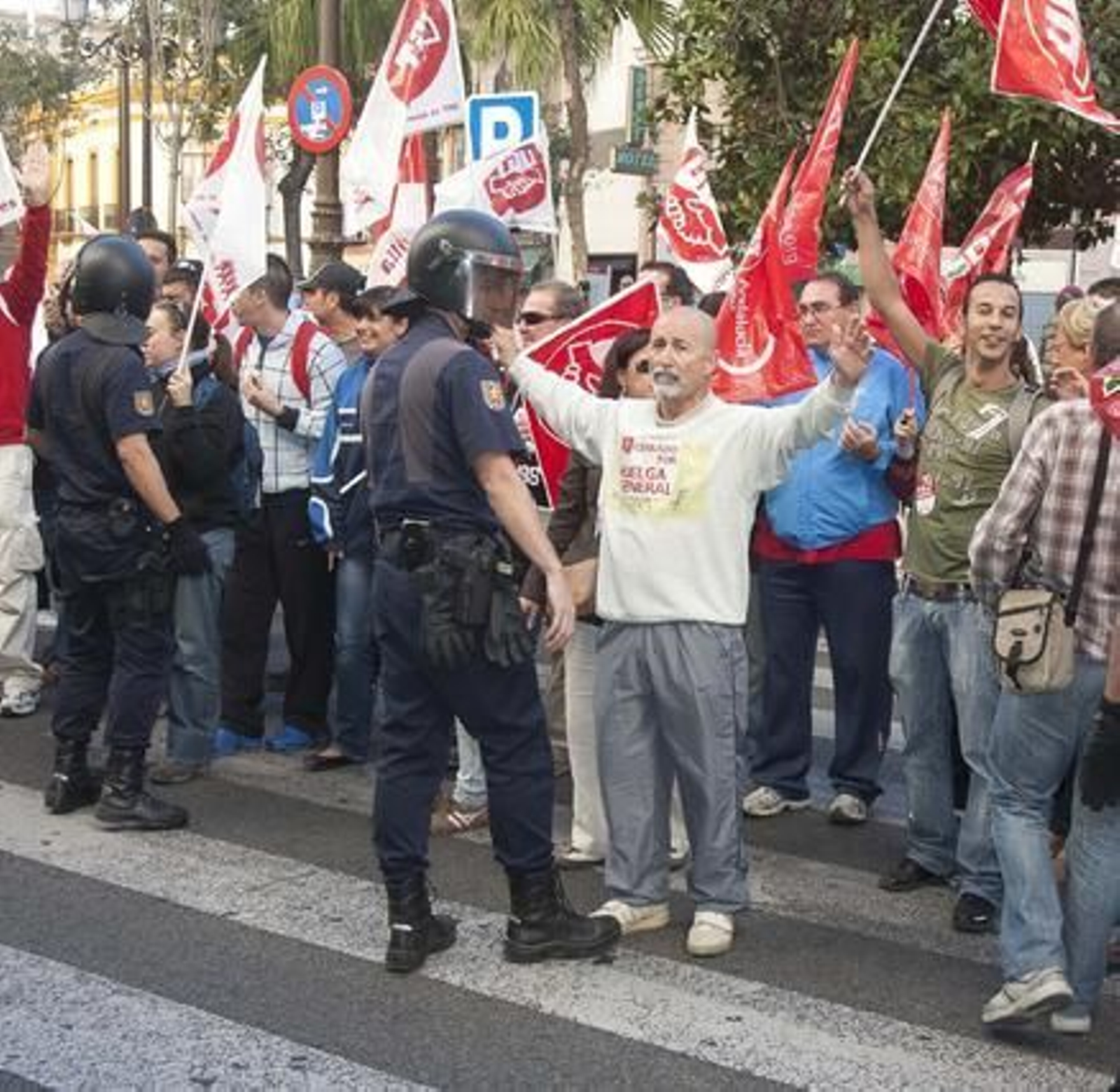 El dispositivo policial intenta controlar a los piquetes informativos que se concentran en la Plaza del Duque.

Foto: Jaime Martínez