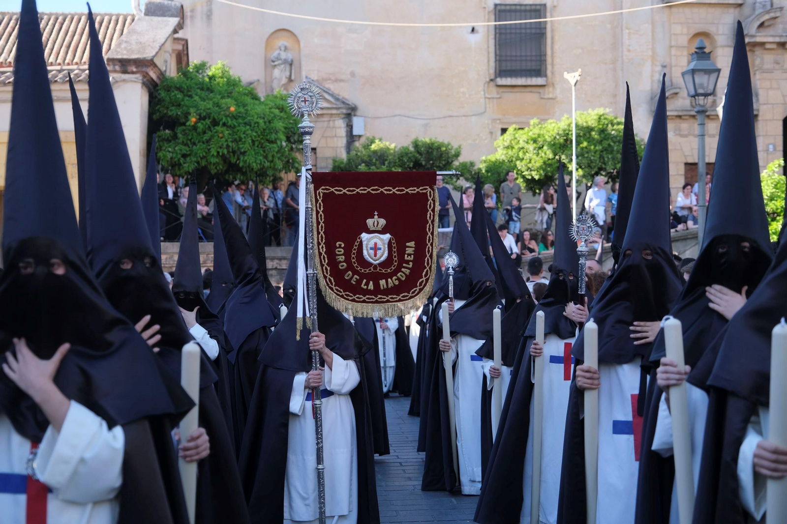 Jueves Santo en Córdoba: la procesión del Cristo de Gracia, en imágenes