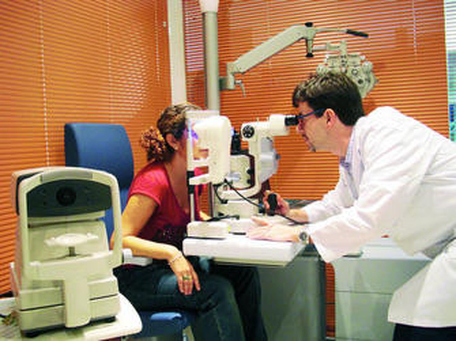 Un profesional estudia a una paciente.