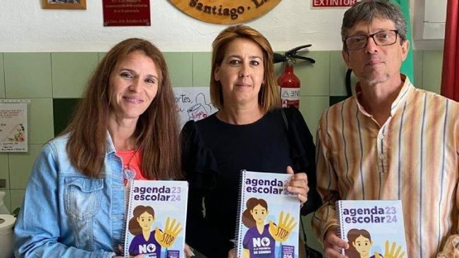 La delegada de Igualdad, Zuleica Molina, entrega las agendas en el colegio Santiago.